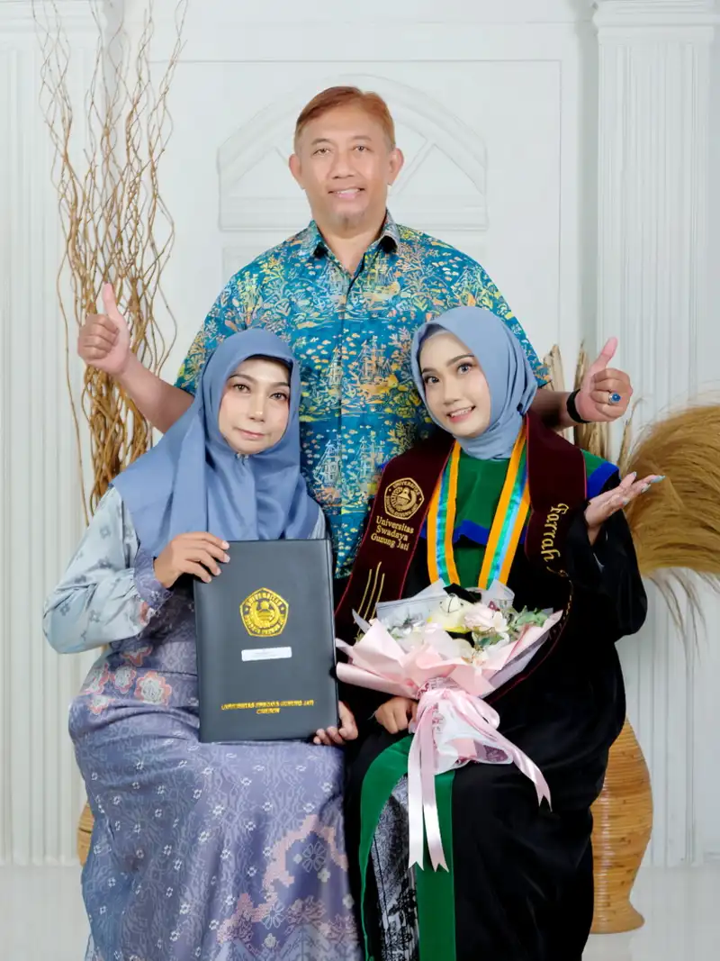 Foto wisuda di Studio Cirebon - mahasiswa dengan toga